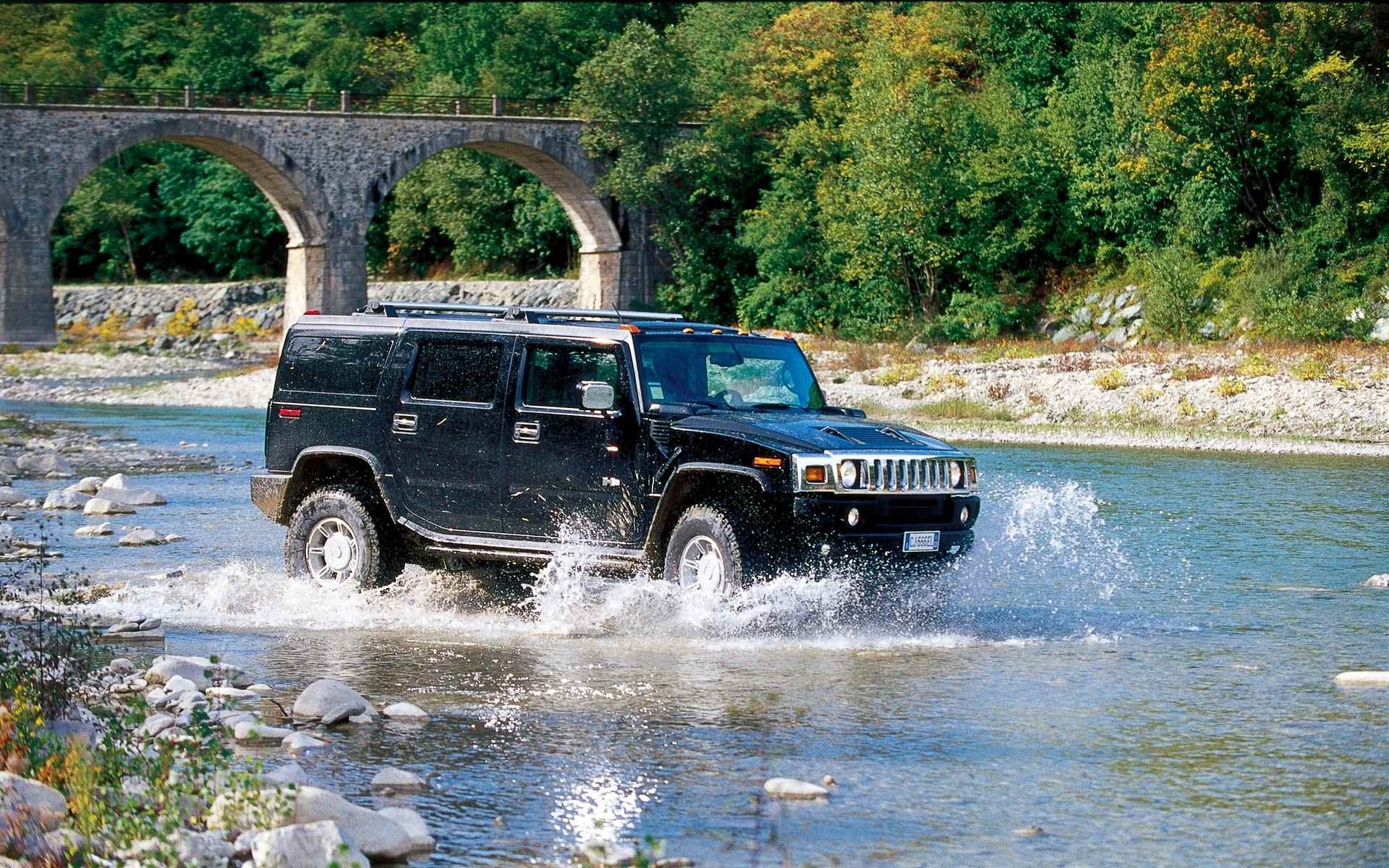 Hummer H2 nero imponente su strada sterrata off-road