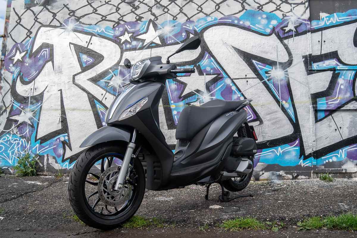 Tecnico informatico esegue la rimappatura della centralina di uno scooter Piaggio