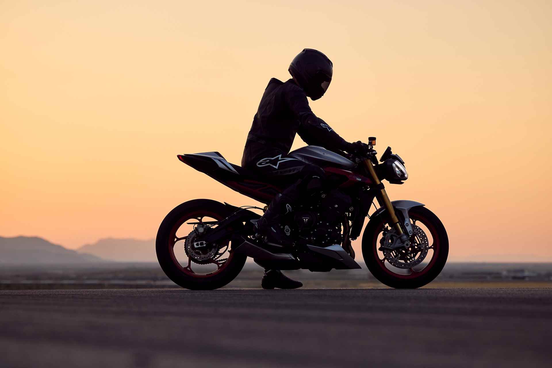 Elaborazione software e rimappatura centralina in modalità OBD su una moto Triumph per l'ottimizzazione dell'erogazione.